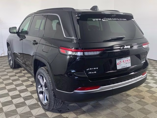 2026 Diamond Black Crystal Pearlcoat Jeep Grand Cherokee Limited 4X4 SUV