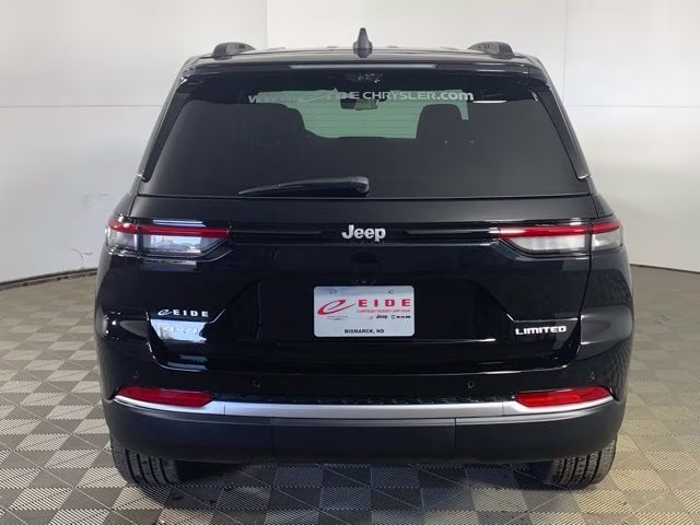 2026 Diamond Black Crystal Pearlcoat Jeep Grand Cherokee Limited 4X4 SUV
