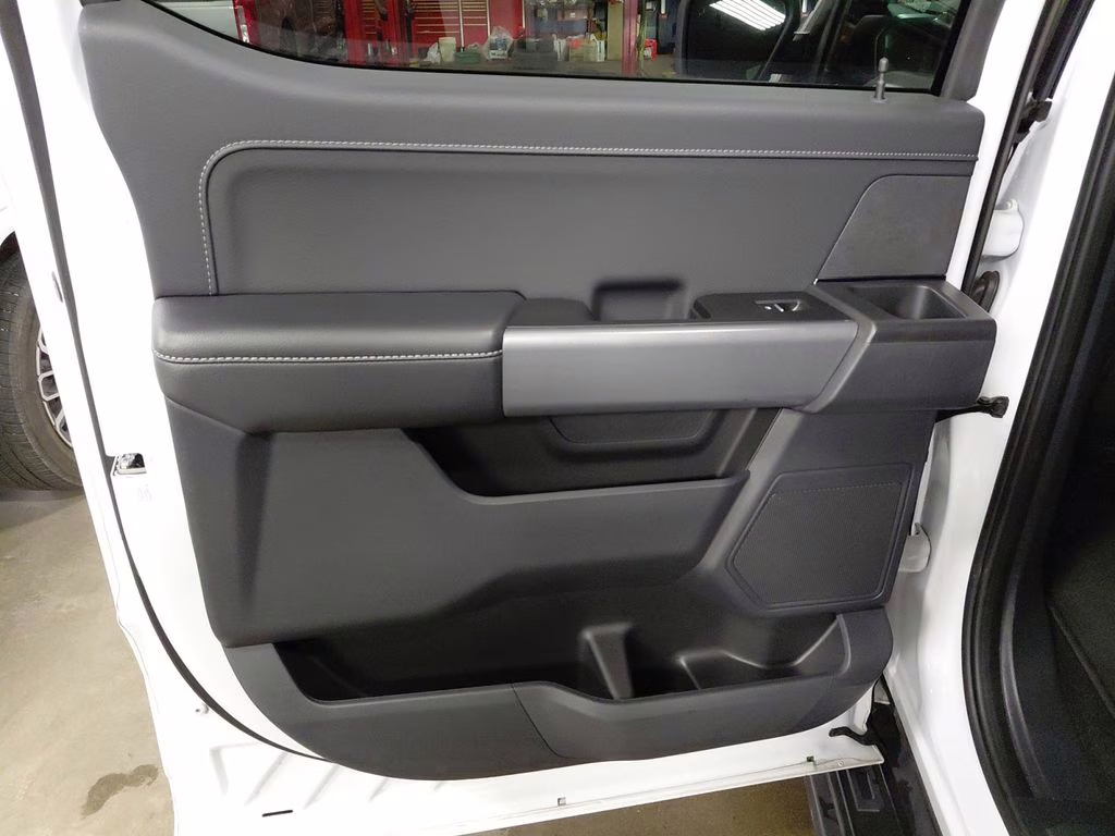 2025 Oxford White Ford F-150 XLT  w/Black Appearance Package 4X4 Truck