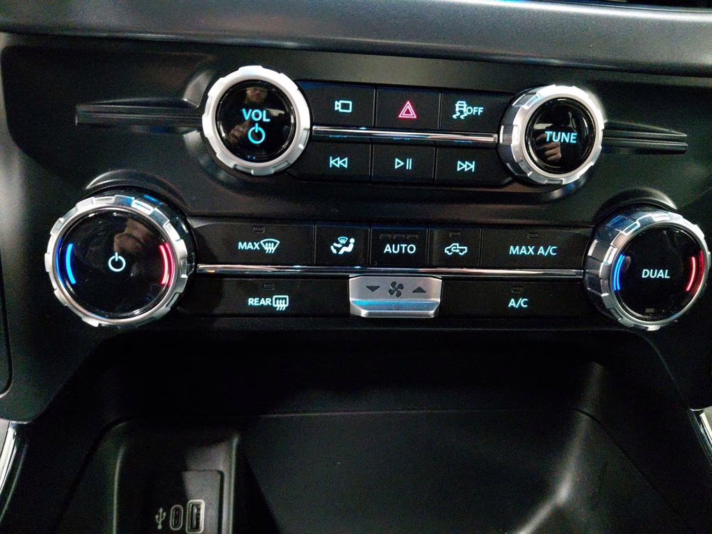 2025 Oxford White Ford F-150 XLT  w/Black Appearance Package 4X4 Truck