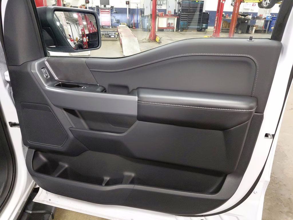 2025 Oxford White Ford F-150 XLT  w/Black Appearance Package 4X4 Truck