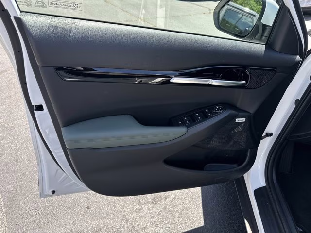 2024 Snow White Pearl Kia Seltos AWD SUV