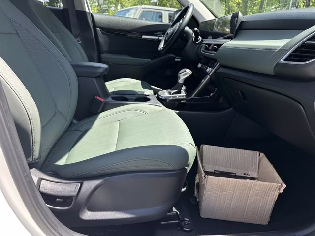2024 Snow White Pearl Kia Seltos AWD SUV