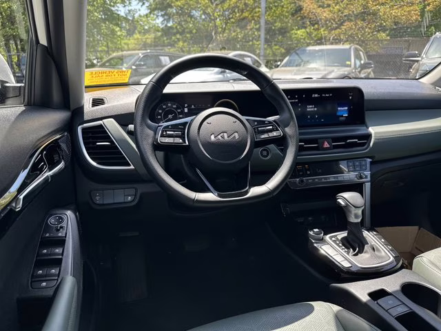 2024 Snow White Pearl Kia Seltos AWD SUV