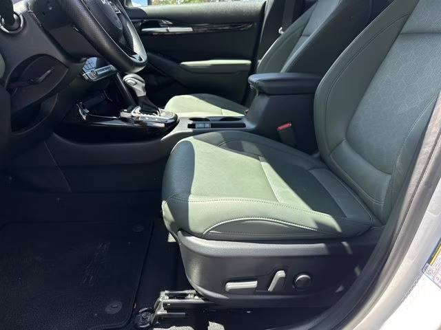 2024 Snow White Pearl Kia Seltos AWD SUV
