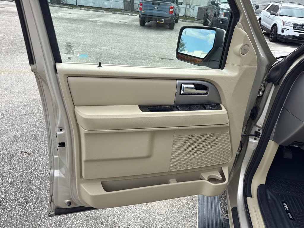 2017 White Gold Ford Expedition Limited RWD SUV