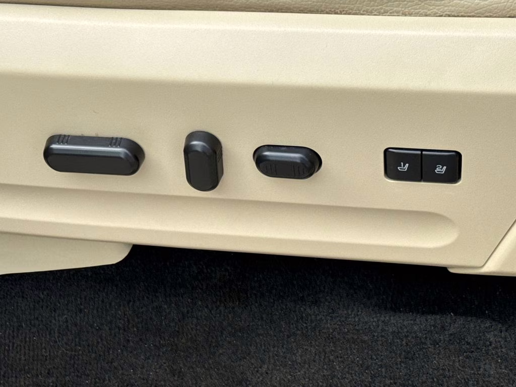 2017 White Gold Ford Expedition Limited RWD SUV