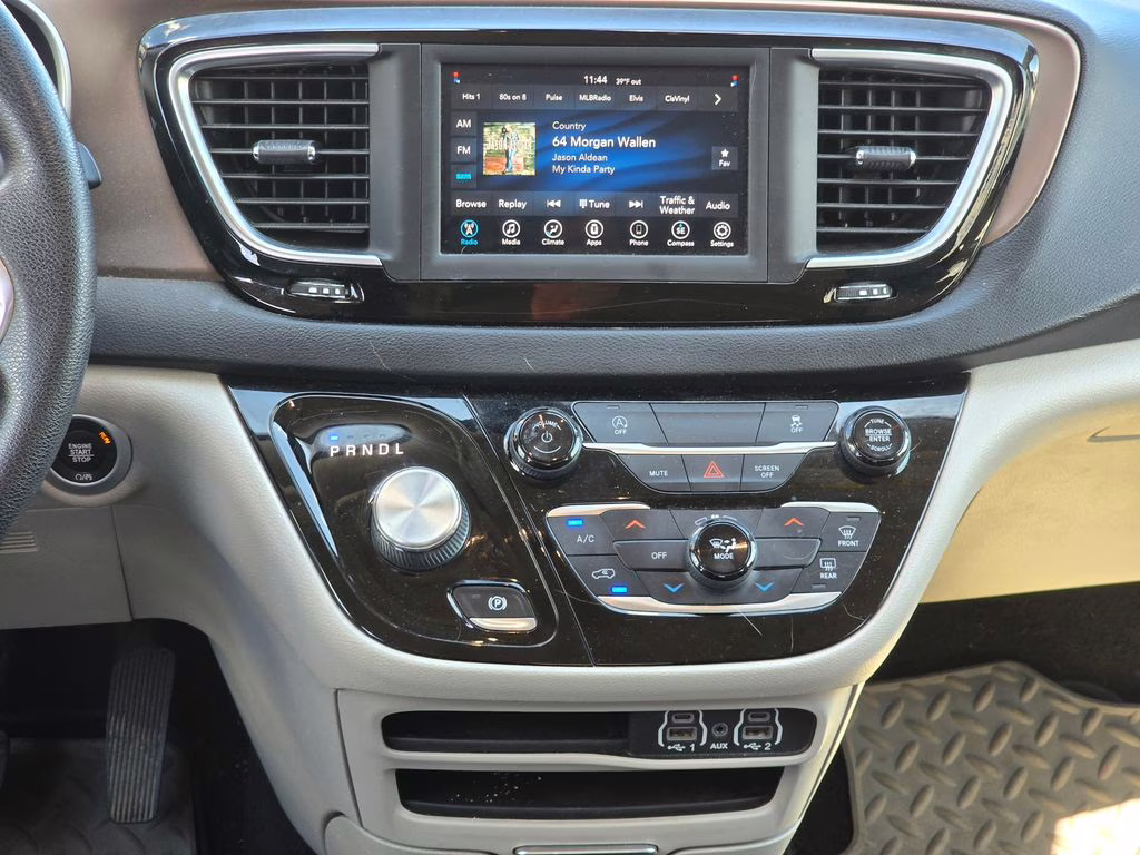 2021 Granite Crystal Metallic Clearcoat Chrysler Voyager LXI FWD Van