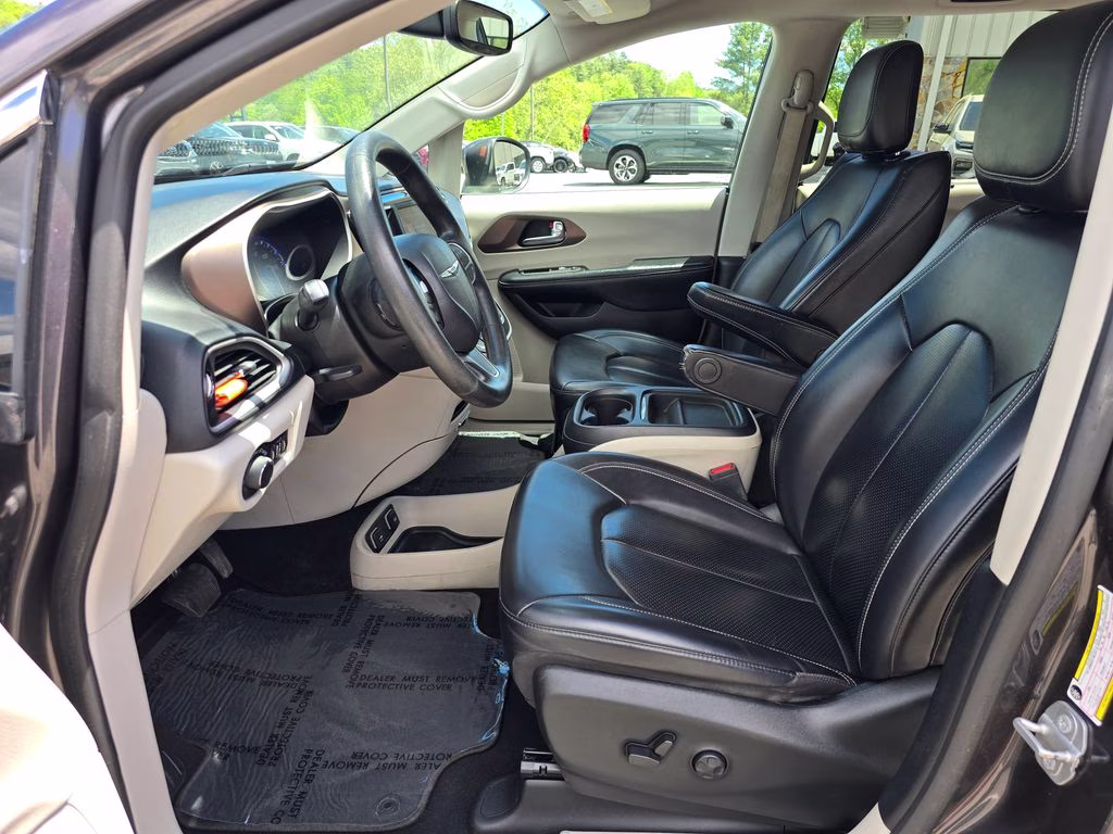 2021 Granite Crystal Metallic Clearcoat Chrysler Voyager LXI FWD Van