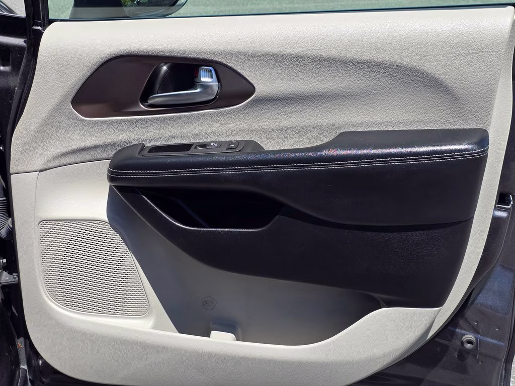 2021 Granite Crystal Metallic Clearcoat Chrysler Voyager LXI FWD Van
