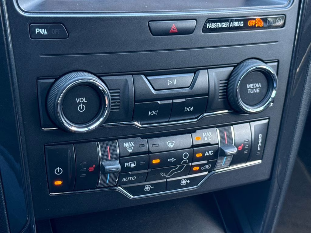 2019 Oxford White Ford Explorer XLT FWD SUV