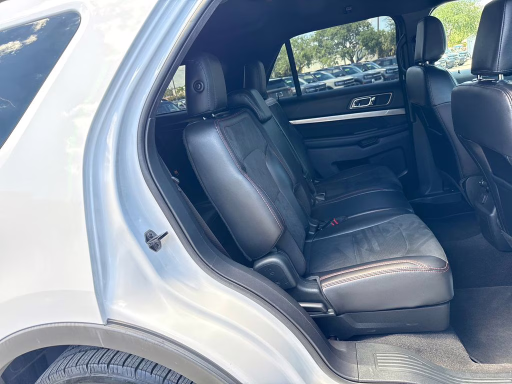 2019 Oxford White Ford Explorer XLT FWD SUV