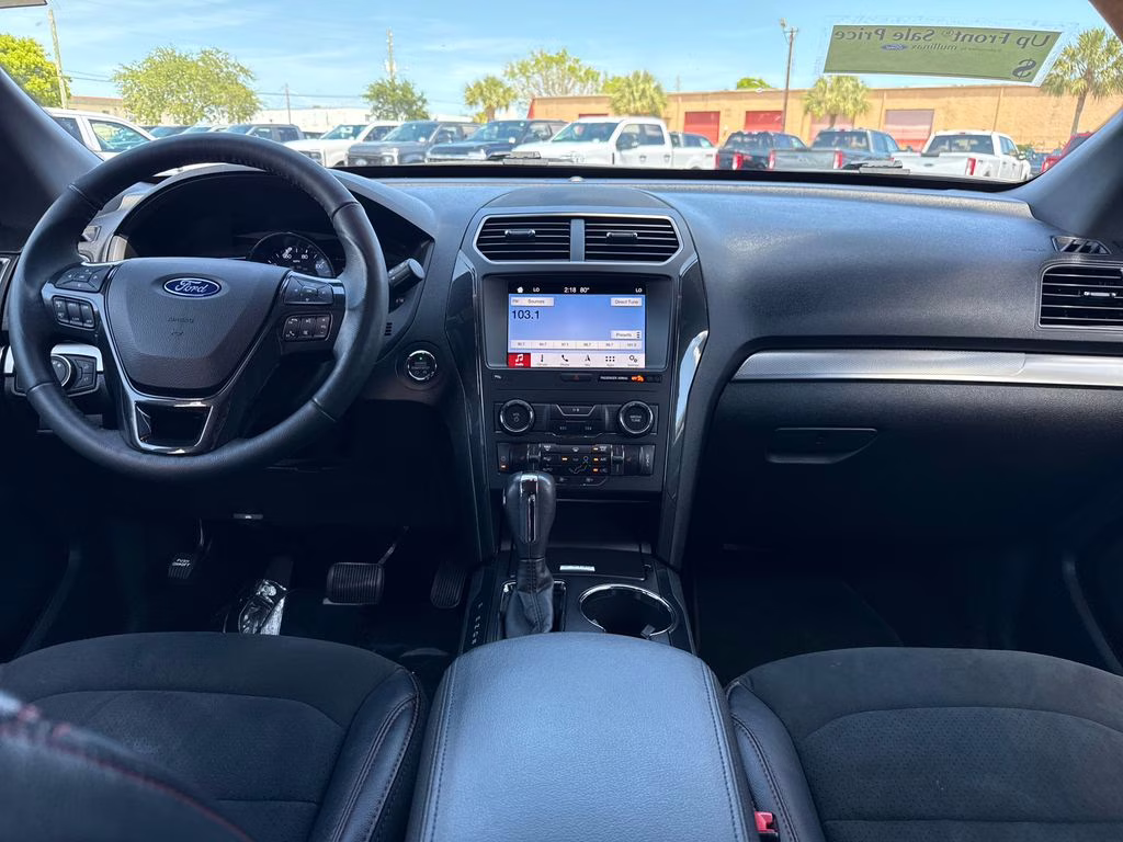 2019 Oxford White Ford Explorer XLT FWD SUV