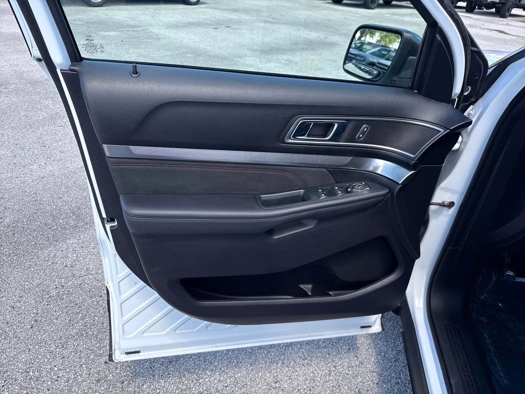 2019 Oxford White Ford Explorer XLT FWD SUV