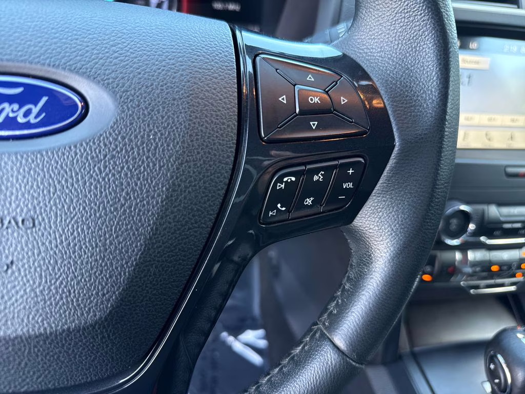 2019 Oxford White Ford Explorer XLT FWD SUV