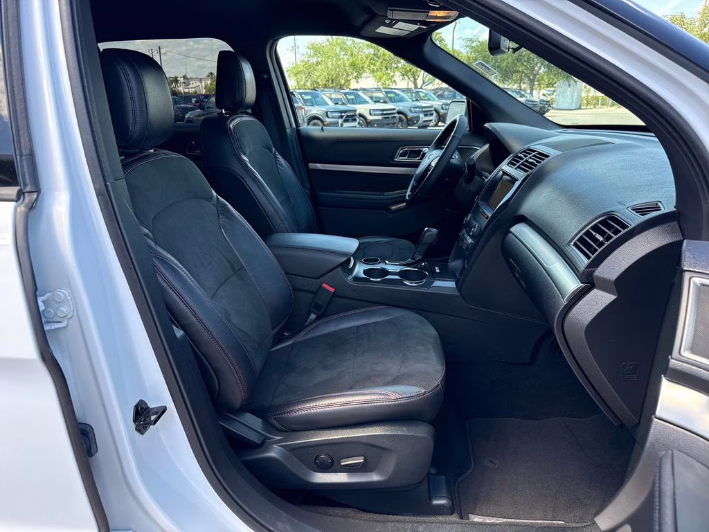 2019 Oxford White Ford Explorer XLT FWD SUV