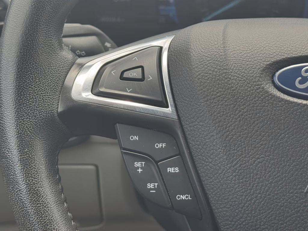 2021 Star White Metallic Tri-Coat Ford Edge Titanium FWD SUV