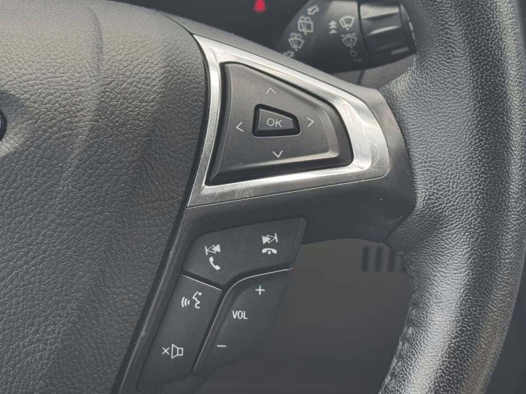 2021 Star White Metallic Tri-Coat Ford Edge Titanium FWD SUV