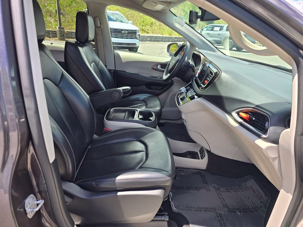 2021 Granite Crystal Metallic Clearcoat Chrysler Voyager LXI FWD Van