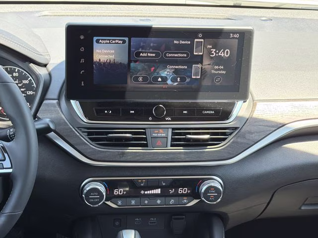 2025 Pearl White Tricoat Nissan Altima 2.5 SV FWD Sedan