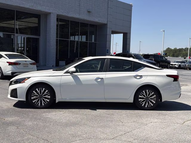 2025 Pearl White Tricoat Nissan Altima 2.5 SV FWD Sedan