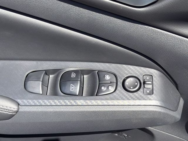 2025 Pearl White Tricoat Nissan Altima 2.5 SV FWD Sedan