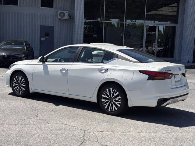 2025 Pearl White Tricoat Nissan Altima 2.5 SV FWD Sedan