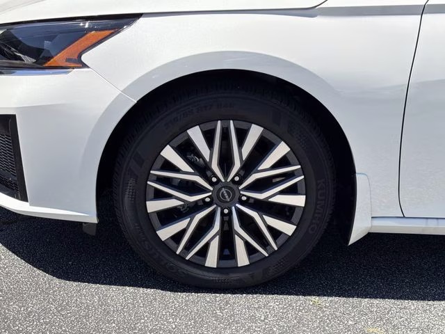 2025 Pearl White Tricoat Nissan Altima 2.5 SV FWD Sedan