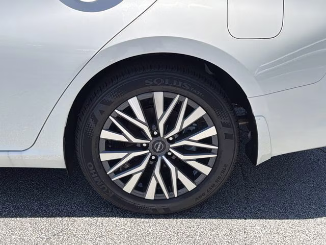 2025 Pearl White Tricoat Nissan Altima 2.5 SV FWD Sedan