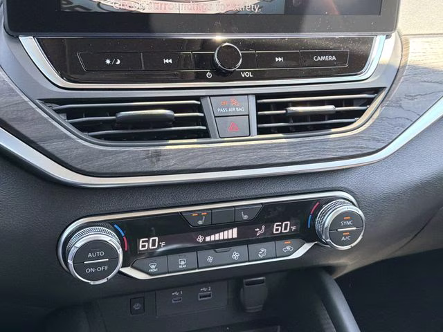 2025 Pearl White Tricoat Nissan Altima 2.5 SV FWD Sedan