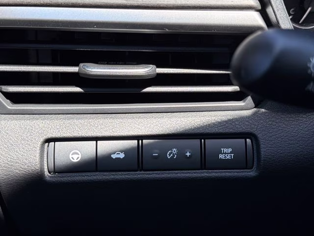 2025 Pearl White Tricoat Nissan Altima 2.5 SV FWD Sedan