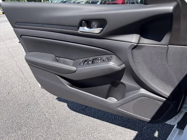 2025 Pearl White Tricoat Nissan Altima 2.5 SV FWD Sedan