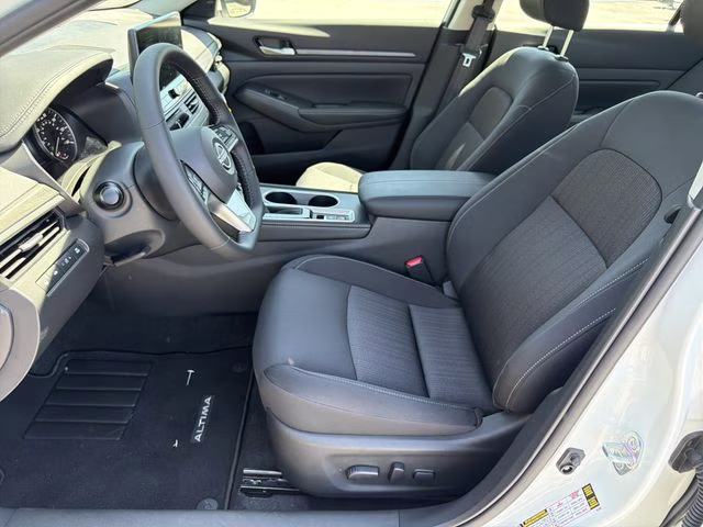 2025 Pearl White Tricoat Nissan Altima 2.5 SV FWD Sedan
