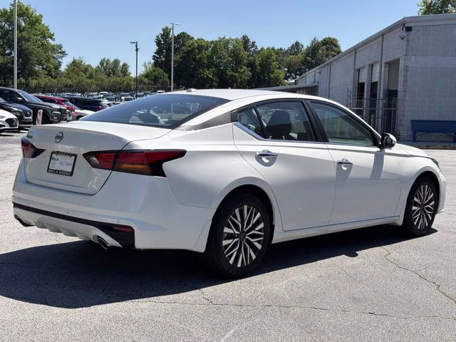 2025 Pearl White Tricoat Nissan Altima 2.5 SV FWD Sedan