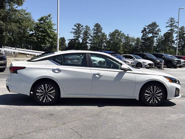 2025 Pearl White Tricoat Nissan Altima 2.5 SV FWD Sedan