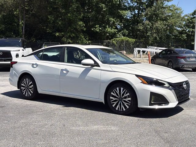 2025 Pearl White Tricoat Nissan Altima 2.5 SV FWD Sedan