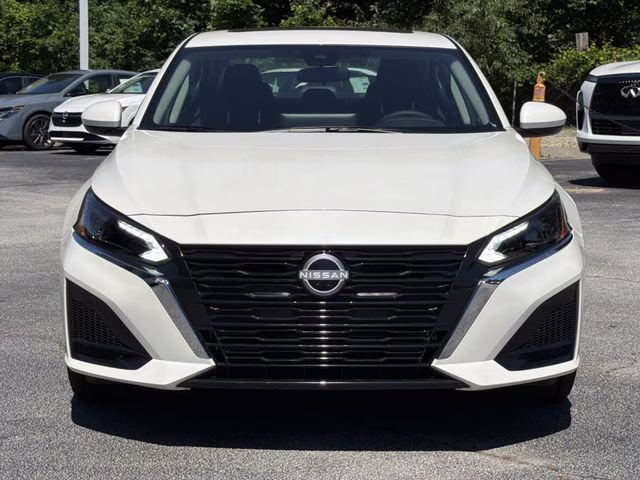 2025 Pearl White Tricoat Nissan Altima 2.5 SV FWD Sedan