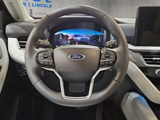 2026 Star White Metallic Tri-Coat Ford Explorer Platinum 4X4 SUV