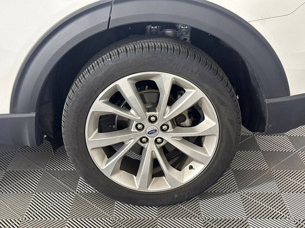 2022 Star White Metallic Tri-Coat Ford Explorer Platinum 4X4 SUV