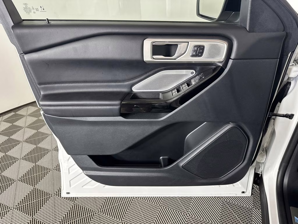 2022 Star White Metallic Tri-Coat Ford Explorer Platinum 4X4 SUV