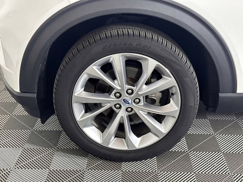 2022 Star White Metallic Tri-Coat Ford Explorer Platinum 4X4 SUV