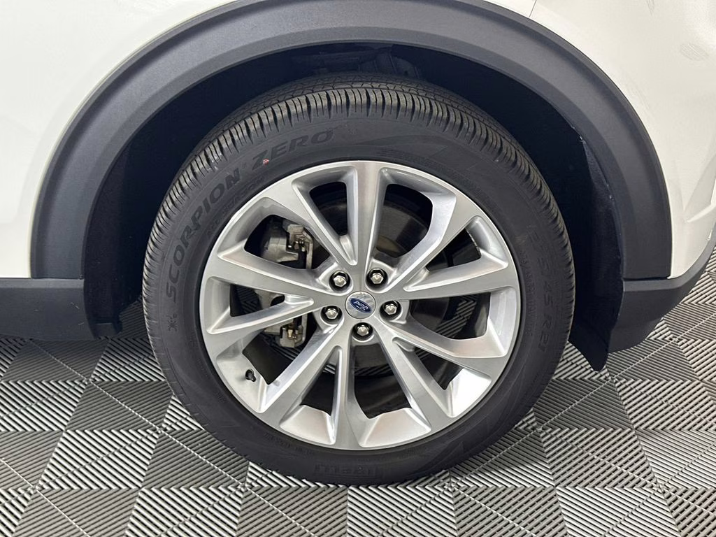 2022 Star White Metallic Tri-Coat Ford Explorer Platinum 4X4 SUV