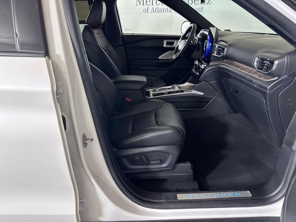 2022 Star White Metallic Tri-Coat Ford Explorer Platinum 4X4 SUV