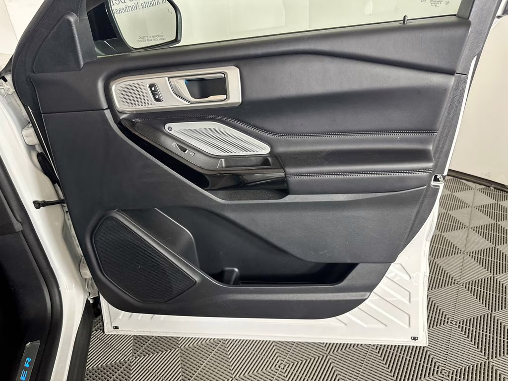 2022 Star White Metallic Tri-Coat Ford Explorer Platinum 4X4 SUV
