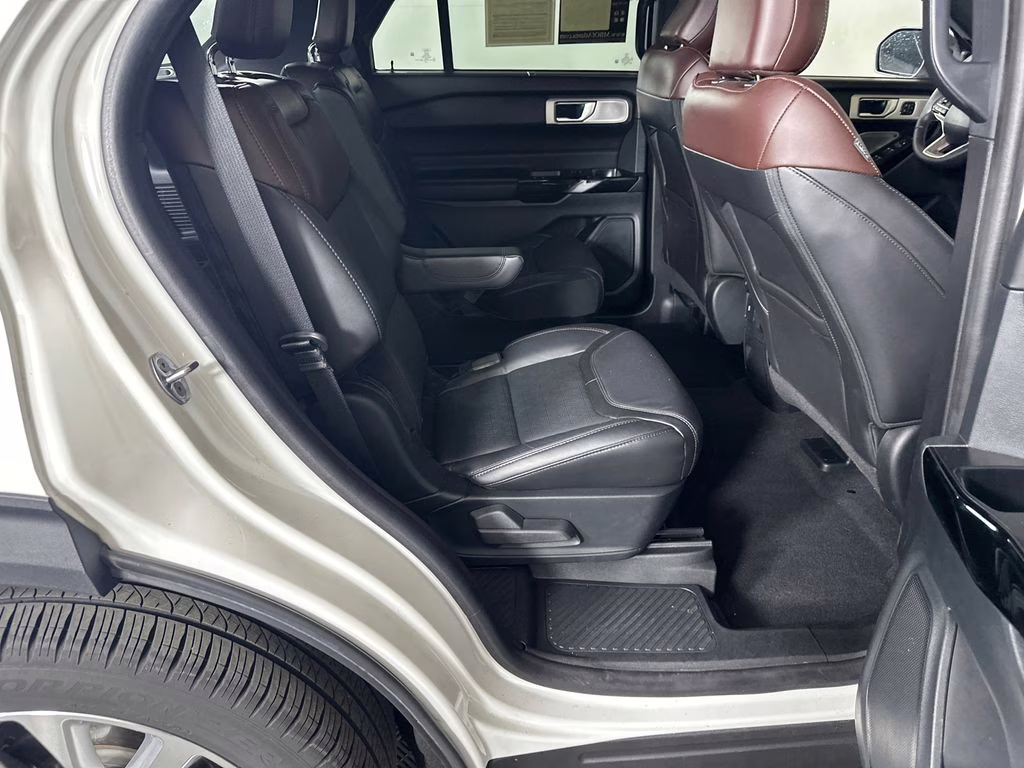 2022 Star White Metallic Tri-Coat Ford Explorer Platinum 4X4 SUV