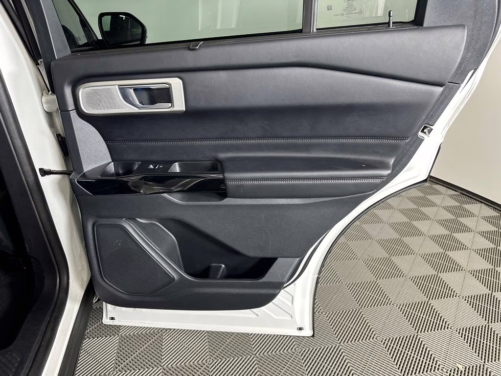 2022 Star White Metallic Tri-Coat Ford Explorer Platinum 4X4 SUV