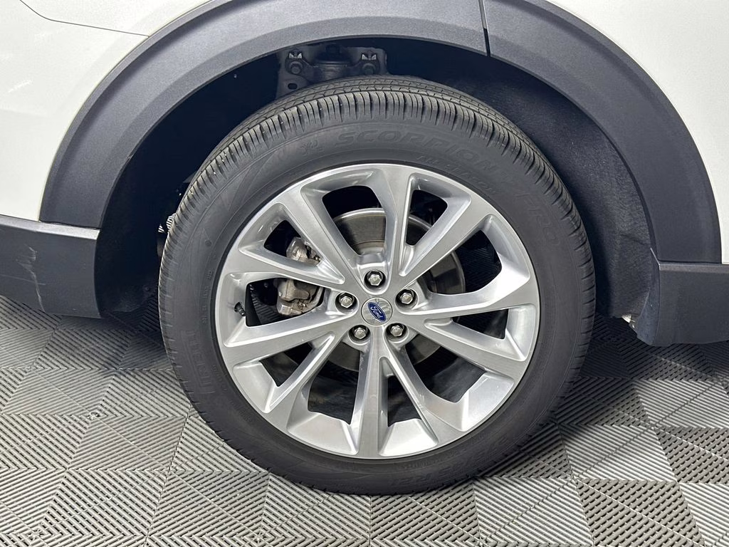 2022 Star White Metallic Tri-Coat Ford Explorer Platinum 4X4 SUV
