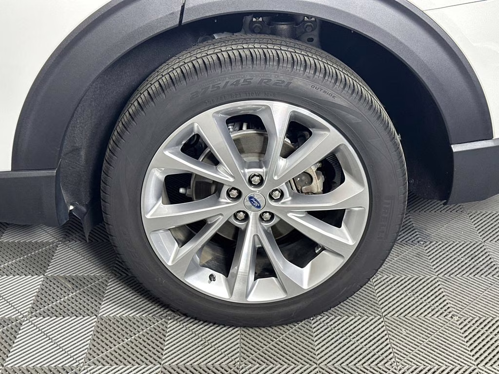 2022 Star White Metallic Tri-Coat Ford Explorer Platinum 4X4 SUV