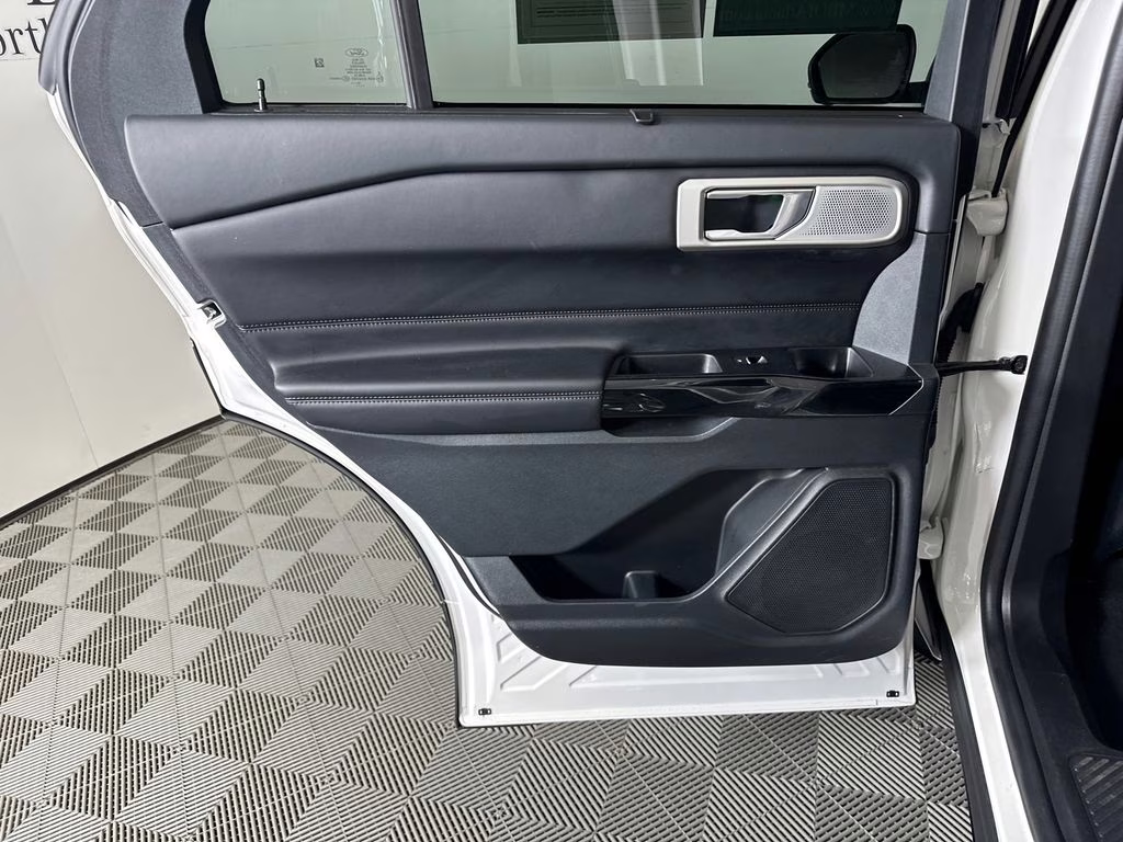 2022 Star White Metallic Tri-Coat Ford Explorer Platinum 4X4 SUV