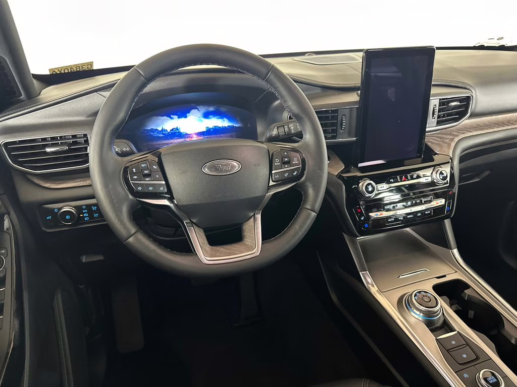 2022 Star White Metallic Tri-Coat Ford Explorer Platinum 4X4 SUV
